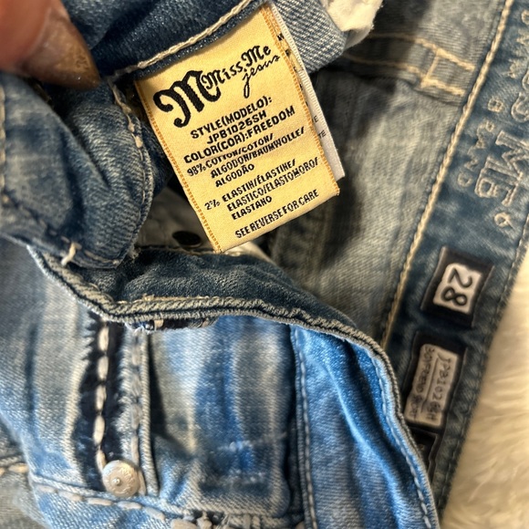 Miss Me Sz 28 Embroidered Boyfriend Blue Jean Shorts JPB1026SH - Picture 2 of 4